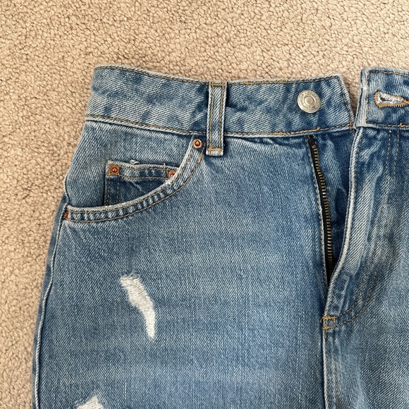 TOPSHOP High-waisted medium-wash jean shorts (size 4) - Picture 3 of 5